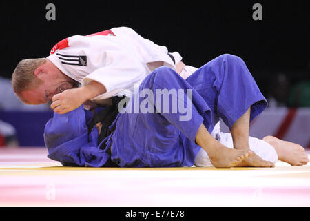 Jason Koster de Nouvelle-Zélande (blanc) v Sahil Pathania de l'Inde (bleu) dans la mens 100 kg le judo à des jeux du Commonwealth de 2014 Banque D'Images