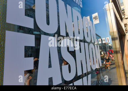 Oxford Street, Londres, Royaume-Uni. 8e septembre 2014. Top Shop a annonces pour la prochaine Semaine de la mode de Londres qui débute le vendredi (12 septembre). Crédit : Matthieu Chattle/Alamy Live News Banque D'Images