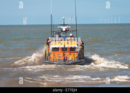 LIL RNLB Cunningham à rhyl Lifeboat 12-24 Spectacle aérien du Nord du Pays de Galles Rhyl Uk splash jump sauvetage de pulvérisation Banque D'Images