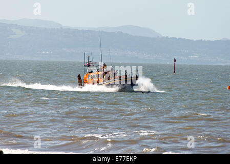 LIL RNLB Cunningham à rhyl Lifeboat 12-24 Spectacle aérien du Nord du Pays de Galles Rhyl Uk splash jump sauvetage de pulvérisation Banque D'Images