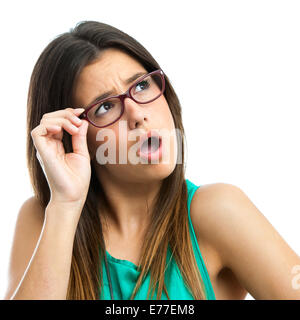 Portrait de jeune fille ado surpris avec des lunettes à la recherche jusqu'à l'angle.isolé sur fond blanc. Banque D'Images