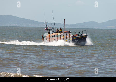 LIL RNLB Cunningham à rhyl Lifeboat 12-24 Spectacle aérien du Nord du Pays de Galles Rhyl Uk splash jump sauvetage de pulvérisation Banque D'Images