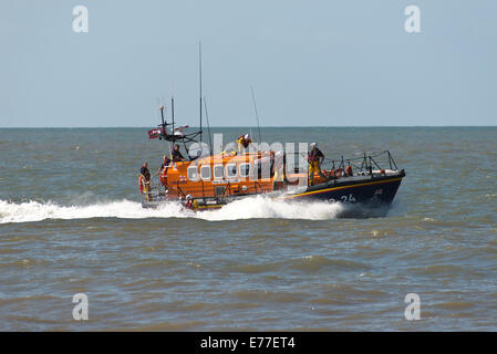 LIL RNLB Cunningham à rhyl Lifeboat 12-24 Spectacle aérien du Nord du Pays de Galles Rhyl Uk splash jump sauvetage de pulvérisation Banque D'Images