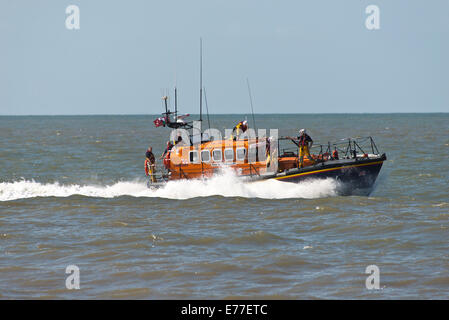 LIL RNLB Cunningham à rhyl Lifeboat 12-24 Spectacle aérien du Nord du Pays de Galles Rhyl Uk splash jump sauvetage de pulvérisation Banque D'Images