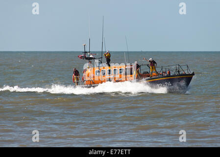 LIL RNLB Cunningham à rhyl Lifeboat 12-24 Spectacle aérien du Nord du Pays de Galles Rhyl Uk splash jump sauvetage de pulvérisation Banque D'Images