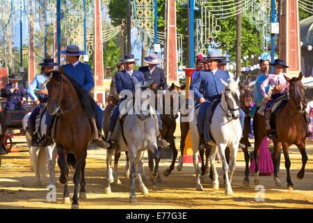 L'Espagnol Les cavaliers en costume traditionnel, foire aux chevaux annuelle, Jerez de la Frontera, province de Cadiz, Andalousie, Espagne Banque D'Images