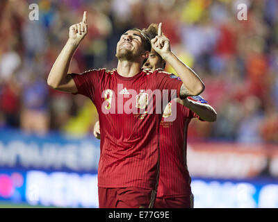 Madrid, Espagne. 05Th Nov, 2014. Paco Alcacer do l'avant de l'Espagne (L) célèbre comme il marque le deuxième but pour son équipe. Qualification Championnat d'Europe. L'Espagne par rapport à la Macédoine. Credit : Action Plus Sport/Alamy Live News Banque D'Images