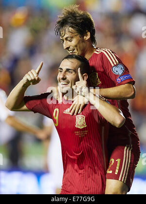Madrid, Espagne. 05Th Nov, 2014. Paco Alcacer do l'avant de l'Espagne (L) célèbre comme il marque le deuxième but pour son équipe. Qualification Championnat d'Europe. L'Espagne par rapport à la Macédoine. Credit : Action Plus Sport/Alamy Live News Banque D'Images