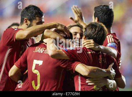 Madrid, Espagne. 05Th Nov, 2014. Paco Alcacer do l'avant de l'Espagne (L) célèbre comme il marque le deuxième but pour son équipe. Qualification Championnat d'Europe. L'Espagne par rapport à la Macédoine. Credit : Action Plus Sport/Alamy Live News Banque D'Images