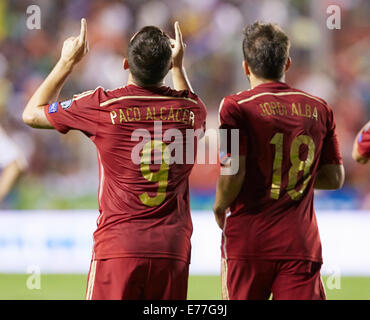Madrid, Espagne. 05Th Nov, 2014. Paco Alcacer do l'avant de l'Espagne (L) célèbre avec Koke comme il marque le deuxième but pour son équipe. Qualification Championnat d'Europe. L'Espagne par rapport à la Macédoine. Credit : Action Plus Sport/Alamy Live News Banque D'Images