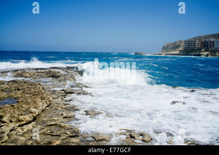 Vagues se briser contre le rivage à Marsalforn sur l'île de Gozo Banque D'Images