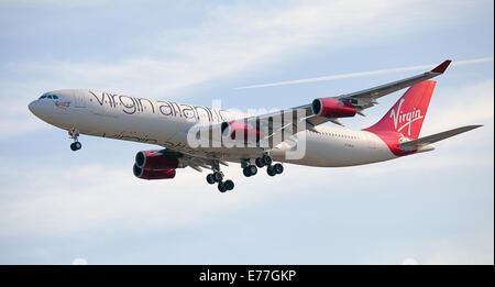 Airbus A340 de Virgin Atlantic G-VELD entrée en terre à l'aéroport de Londres Heathrow LHR Banque D'Images