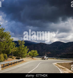 La conduite dans les montagnes Troodos de Chypre Banque D'Images