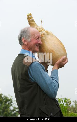 Harrogate, Yorkshire, UK. 8 Septembre, 2014. Harrogate Automne Show Peter Glazebrook détenteur du record mondial pour la plus lourde jamais d'oignons cultivés à 18lb 1/2 oz. Credit : Keith Foster/Alamy Live News Banque D'Images