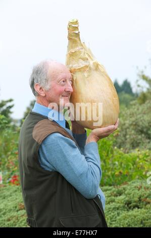 Harrogate, Yorkshire, UK. 8 Septembre, 2014. Harrogate Automne Show Peter Glazebrook détenteur du record mondial pour la plus lourde jamais d'oignons cultivés à 18lb 1/2 oz. Credit : Keith Foster/Alamy Live News Banque D'Images