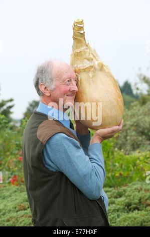 Harrogate, Yorkshire, UK. 8 Septembre, 2014. Harrogate Automne Show Peter Glazebrook détenteur du record mondial pour la plus lourde jamais d'oignons cultivés à 18lb 1/2 oz. Credit : Keith Foster/Alamy Live News Banque D'Images