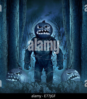 Le mal d'Halloween monster concept comme une créature avec un effrayant effrayant pumkin tête dans un cimetière de nuit spooky forest jackolanterns. Banque D'Images
