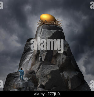 Golden nest egg concept comme un plan de retraite métaphore avec un homme debout au pied d'une falaise de roche pensée d'une stratégie pour atteindre son objectif de placement financier perché au sommet d'un danger de la haute montagne. Banque D'Images