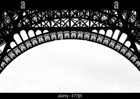 Une photo en noir et blanc du treillis/oeuvres en fer de la Tour Eiffel, Paris, France. Banque D'Images