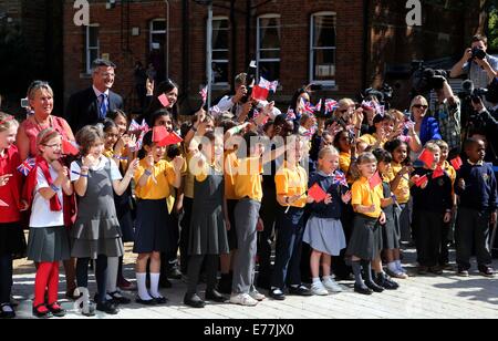 Oxford, UK. Sep 8, 2014. Les élèves de l'école bienvenue Prince William, duc de Cambridge, d'Oxford, Royaume-Uni, le 8 septembre 2014. Le prince William a dévoilé la Dickson Poon Université d'Oxford Centre chinois ici lundi. Credit : Han Yan/Xinhua/Alamy Live News Banque D'Images