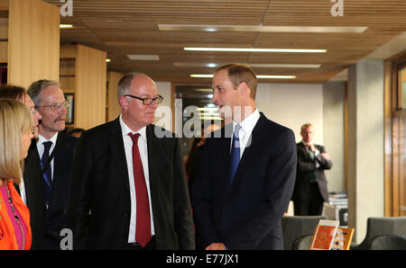 Oxford, UK. Sep 8, 2014. Prince William (R), duc de Cambridge, visite la bibliothèque de l'Université d'Oxford Dickson Poon Chine Centre Building à Oxford, Royaume-Uni, le 8 septembre 2014. Le prince William a dévoilé la Dickson Poon Université d'Oxford Centre chinois ici lundi. Credit : Han Yan/Xinhua/Alamy Live News Banque D'Images