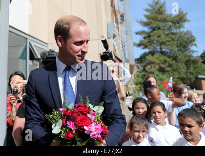 Oxford, UK. Sep 8, 2014. Prince William (R), duc de Cambridge, reçoit des fleurs pour sa femme Catherine, duchesse de Cambridge, comme il arrive pour inaugurer officiellement le Dickson Poon Université d'Oxford Chine Centre Building à Oxford, Royaume-Uni, le 8 septembre 2014. Le prince William a dévoilé la Dickson Poon Université d'Oxford Centre chinois ici lundi. Credit : Han Yan/Xinhua/Alamy Live News Banque D'Images