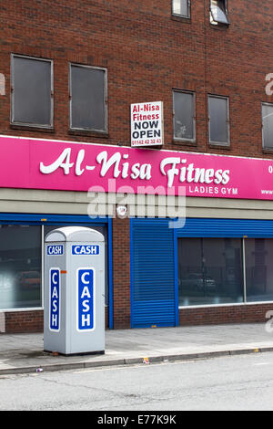 Un distributeur automatique de billets prise dans une cabine téléphonique à l'extérieur de remise en forme Al-Nisa Attercliffe Sheffield England UK Banque D'Images