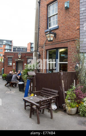 Fat Cat Pub beer garden de Kelham Island dans le Kelham Island Quart de Sheffield South Yorkshire, Angleterre Royaume-uni Banque D'Images