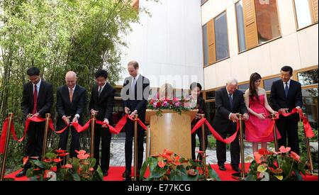 Oxford, UK. Sep 8, 2014. Prince William (4L), duc de Cambridge, dévoilera officiellement le Centre chinois avec d'autres invités d'honneur à Oxford, Royaume-Uni, le 8 septembre 2014. Le prince William a dévoilé la Dickson Poon Université d'Oxford Centre chinois ici lundi. Credit : Han Yan/Xinhua/Alamy Live News Banque D'Images