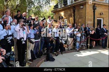 Oxford, UK. Sep 8, 2014. Les journalistes attendre le Prince William à l'entrée de St Hugh's College à Oxford, Royaume-Uni, le 8 septembre 2014. Le prince William a dévoilé la Dickson Poon Université d'Oxford Centre chinois ici lundi. Credit : Han Yan/Xinhua/Alamy Live News Banque D'Images