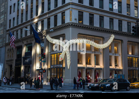 Bulgari serpent lumineux New York, saisonniers des décorations de Noël à l'extérieur de leur magasin haut de gamme situé sur la 5e Avenue, le centre-ville de New York Banque D'Images