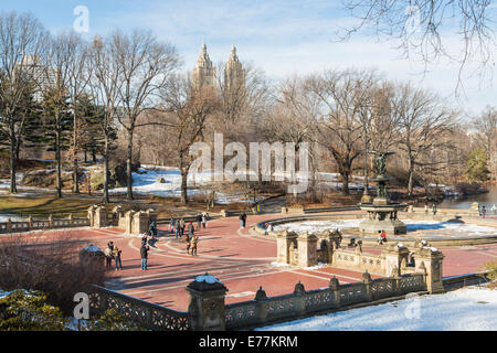Ange des eaux et fontaine Bethesda Terrace, Central Park, New York, USA, en hiver, à San Remo, Upper West Side de Manhattan derrière Banque D'Images