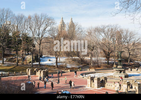 Ange des eaux et fontaine Bethesda Terrace, Central Park, New York, USA, en hiver, à San Remo, Upper West Side de Manhattan derrière Banque D'Images
