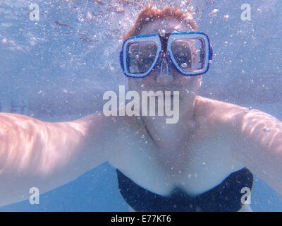 Femme portant des lunettes faites sous l'abrégé par des bulles Banque D'Images