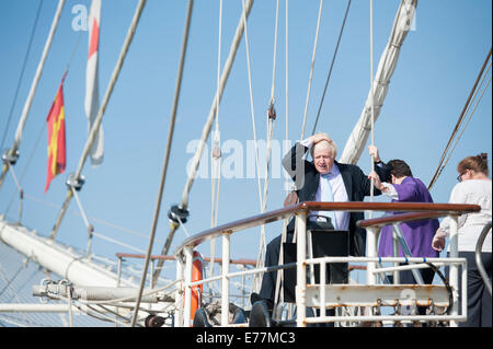 Londres, Royaume-Uni. 8 Septembre, 2014. Le maire de Londres Boris Johnson a rejoint totalement Directeur Thames Adrian Evans lors d'une visite à TS tenace, un grand voilier appartenant à la fiducie à Jubilee. TS, tenace en ce moment accosté à Woolwich Arsenal Pier, est aménagé pour être pleinement accessibles, permettant ainsi aux personnes handicapées à l'équipage d'un grand voilier en mer. Credit : Lee Thomas/Alamy Live News Banque D'Images