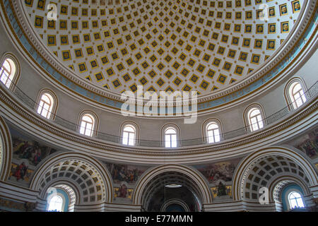 L'église paroissiale de Santa Maria dans la ville de Mosta sur l'île méditerranéenne de Malte Banque D'Images