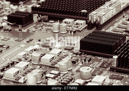 Circuit de un serveur puissant ordinateur avec jetons, condensateurs, la mémoire, et les dissipateurs de chaleur visible Banque D'Images