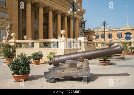 L'église paroissiale de Santa Maria dans la ville de Mosta sur l'île méditerranéenne de Malte Banque D'Images