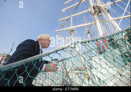 London, Londres, Royaume-Uni. Sep 8, 2014. Le maire de Londres Boris Johnson a rejoint totalement Directeur Thames Adrian Evans lors d'une visite à TS tenace, un grand voilier appartenant à la fiducie à Jubilee. TS, tenace en ce moment accosté à Woolwich Arsenal Pier, est aménagé pour être pleinement accessibles, permettant ainsi aux personnes handicapées à l'équipage d'un grand voilier en mer. © Lee Thomas/ZUMA/Alamy Fil Live News Banque D'Images