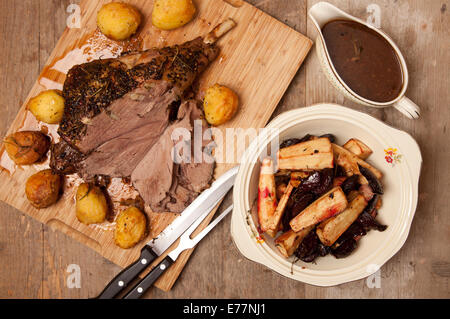 Gigot d'agneau rôti avec des légumes et de la sauce Banque D'Images