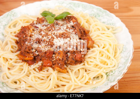 Close up spaghetti bolognese servi dans la plaque sur une table en bois Banque D'Images