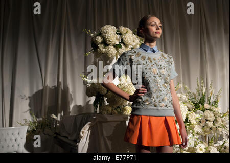 New York, New York, USA. Sep 8, 2014. Un modèle pose à la ALICE ET OLIVIA Printemps/Été 2015 Présentation au cours de la Fashion Week de New York. Credit : Jodi Jones/ZUMA/ZUMAPRESS.com/Alamy fil Live News Banque D'Images