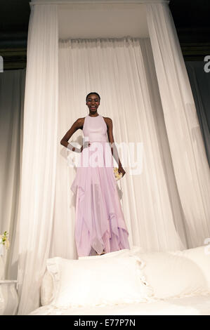 New York, New York, USA. Sep 8, 2014. Un modèle pose à la ALICE ET OLIVIA Printemps/Été 2015 Présentation au cours de la Fashion Week de New York. Credit : Jodi Jones/ZUMA/ZUMAPRESS.com/Alamy fil Live News Banque D'Images