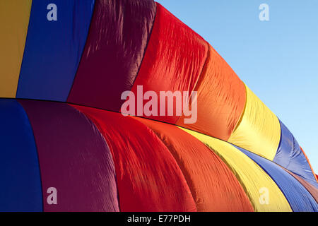 Détail d'un ballon à air chaud d'être gonflé au début de lumière du matin Banque D'Images