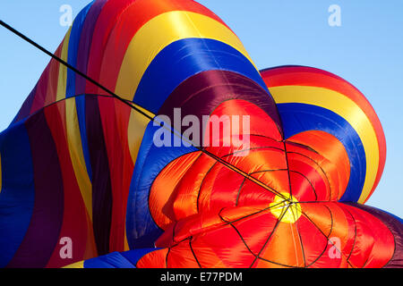 Haut de voûte d'un ballon à air chaud partiellement gonflé Banque D'Images
