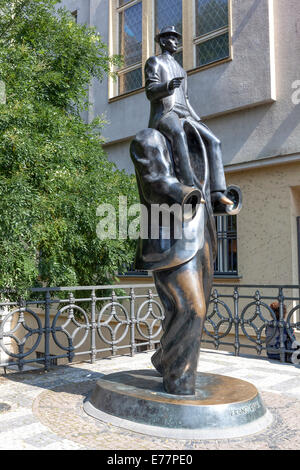 Prague Franz Kafka par Jaroslav Rona installé en face de la synagogue espagnole, quartier juif de Prague Josefov Banque D'Images