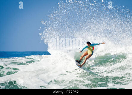 San Onofre, Californie, USA. Sep 6, 2014. Surfeur professionnel féminin Coco Ho se réchauffe jusqu'à des tréteaux tôt samedi matin en vue de livrer concurrence dans le prochain Hurley Pro début septembre 9, 2014. Les préparatifs de l'Hurley Pro de Trestles a commencé pendant le week-end d'échafaudages et de transfert allant jusqu'à la célèbre spot de surf. Les surfeurs professionnels mélangé avec les spectateurs et les habitants qu'ils avaient obtenu dans l'eau de se réchauffer pendant le Hurley Pro à compter de la semaine prochaine. L'ouragan et la tempête tropicale Norbert portées plus grandes que la normale des courbes pour chevalets spot de surf à San Onofre State Beach, juste pour Banque D'Images