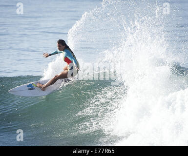 San Onofre, Californie, USA. Sep 6, 2014. Surfeur professionnel féminin Coco Ho se réchauffe jusqu'à des tréteaux tôt samedi matin en vue de livrer concurrence dans le prochain Hurley Pro début septembre 9, 2014. Les préparatifs de l'Hurley Pro de Trestles a commencé pendant le week-end d'échafaudages et de transfert allant jusqu'à la célèbre spot de surf. Les surfeurs professionnels mélangé avec les spectateurs et les habitants qu'ils avaient obtenu dans l'eau de se réchauffer pendant le Hurley Pro à compter de la semaine prochaine. L'ouragan et la tempête tropicale Norbert portées plus grandes que la normale des courbes pour chevalets spot de surf à San Onofre State Beach, juste pour Banque D'Images