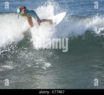 San Onofre, Californie, USA. Sep 6, 2014. Surfeur professionnel féminin Coco Ho se réchauffe jusqu'à des tréteaux tôt samedi matin en vue de livrer concurrence dans le prochain Hurley Pro début septembre 9, 2014. Les préparatifs de l'Hurley Pro de Trestles a commencé pendant le week-end d'échafaudages et de transfert allant jusqu'à la célèbre spot de surf. Les surfeurs professionnels mélangé avec les spectateurs et les habitants qu'ils avaient obtenu dans l'eau de se réchauffer pendant le Hurley Pro à compter de la semaine prochaine. L'ouragan et la tempête tropicale Norbert portées plus grandes que la normale des courbes pour chevalets spot de surf à San Onofre State Beach, juste pour Banque D'Images