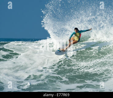 San Onofre, Californie, USA. Sep 6, 2014. Surfeur professionnel féminin Coco Ho se réchauffe jusqu'à des tréteaux tôt samedi matin en vue de livrer concurrence dans le prochain Hurley Pro début septembre 9, 2014. Les préparatifs de l'Hurley Pro de Trestles a commencé pendant le week-end d'échafaudages et de transfert allant jusqu'à la célèbre spot de surf. Les surfeurs professionnels mélangé avec les spectateurs et les habitants qu'ils avaient obtenu dans l'eau de se réchauffer pendant le Hurley Pro à compter de la semaine prochaine. L'ouragan et la tempête tropicale Norbert portées plus grandes que la normale des courbes pour chevalets spot de surf à San Onofre State Beach, juste pour Banque D'Images